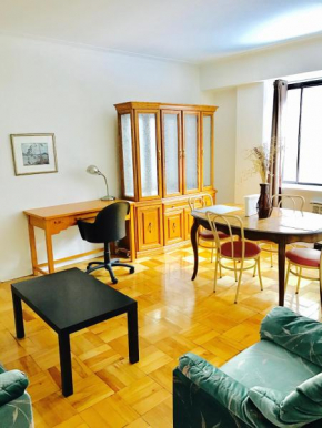 Stylish Montreal Apartment: Comfortable Stay in the Golden Square Mile